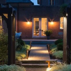 Atwell Outdoor Wall Light -City Lights Store hinkley atwell outdoor wall light lifestyle 07 a0928a20 41eb 4b03 837b 958d923b5a36